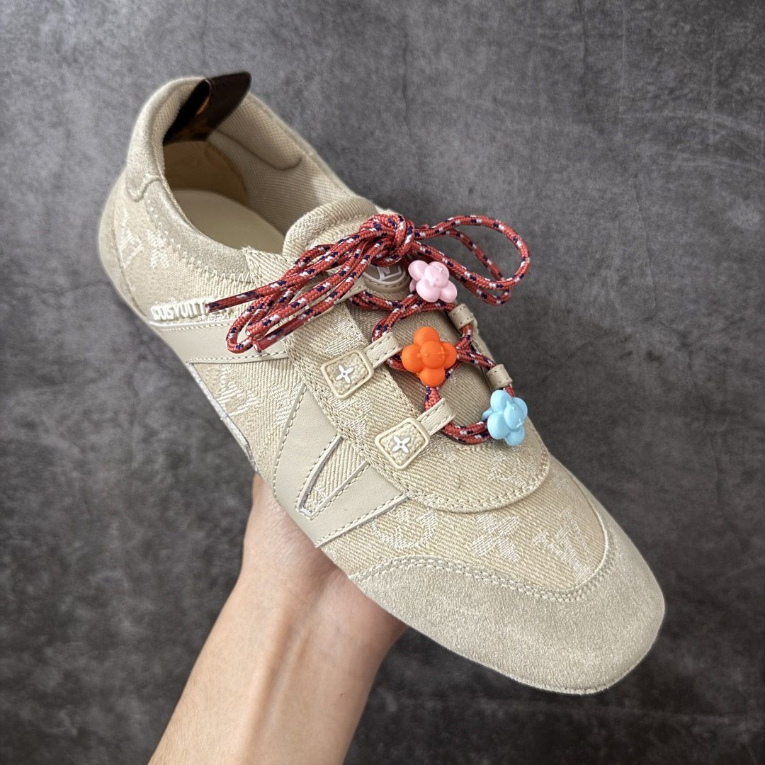 图片[3]-【广东纯原版】2026早春发布新款LOUIS VUITTON SneaKerina 德训鞋 芭蕾舞鞋 采用 Sacchetto 制鞋工艺，赋予柔韧鞋底与轻盈内部设计，适合日常休闲及精致造型。 sneakerina运动鞋惊艳曝光 设计灵感源自芭蕾舞平底鞋 优雅与复古并存 整体低调又老钱 原版购入 独家开模 媲美原版头层小牛皮 鞋面系带设计，侧面印有 LV 标志，后跟处配有拉环。——这双鞋简直是优雅与松弛感的完美融合！💃 尺码：35-40-选品中心