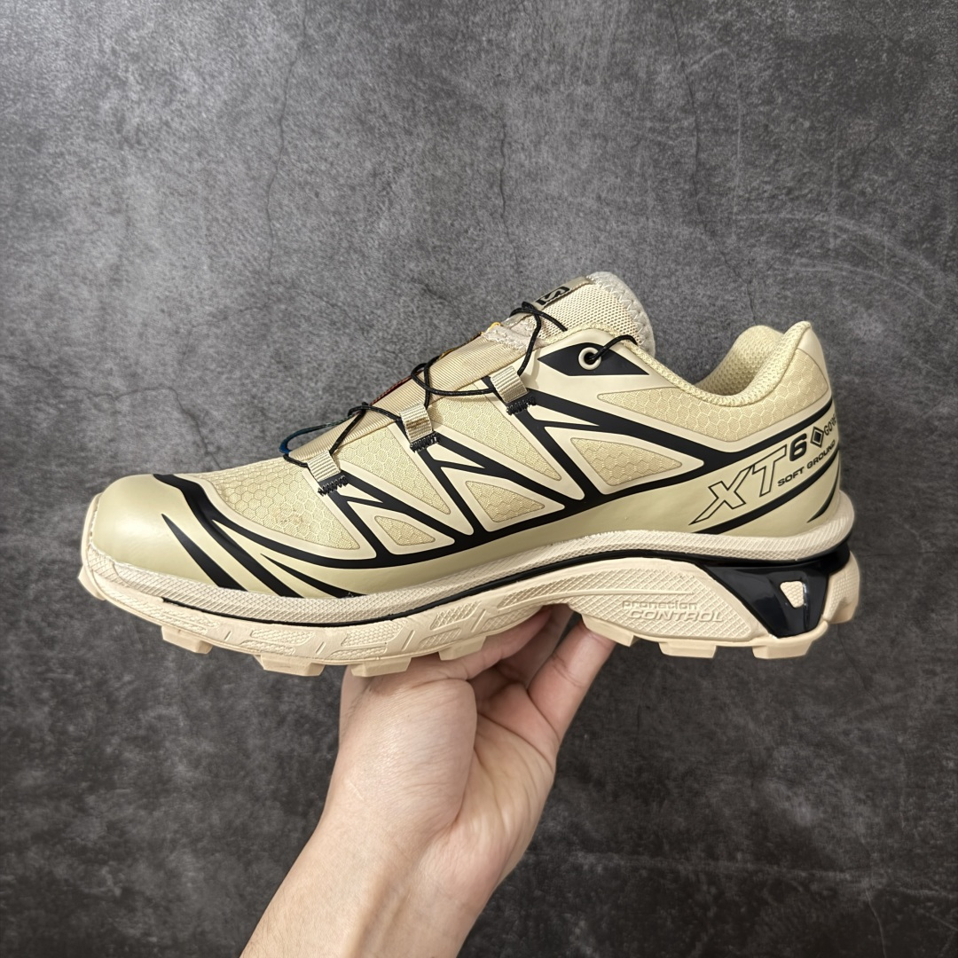 图片[2]-【W1防水版】 Salomon XT-6 Gore-Tex防水款 萨洛蒙复古潮流户外机能登山跑鞋 卡其棕色 474455 市场唯一防水版本 区别假材料 纯原外贸平台特供订单 耗时半年巨作 全套原纸板楦头开发 原厂特供网布配套加持 确保原汁原味 完美呈现版型 原档数据独家私模五层组合大底 原装Ortholite轻量化鞋垫 中底布带钢印编号 原厂TPU锁扣 进口港宝加持 后跟自然饱满 还原公司包裹性 鞋面以“锯齿”状的包裹系统呈现 在基色底之下加入了各种色点缀 将公司的最新技术和时尚前卫的造型融入耐用的长跑款式中 鞋面由 TPU 薄膜制成 并焊接在高耐磨网眼上 使其既时尚又坚固 由 ACS底盘支撑 可增强稳定性和支撑力 以及由橡胶凸耳 Contragrip外底覆盖的 EVA 缓冲中底 旨在应对崎岖的地形 鞋舌上的彩色Salomon 标签、Quicklace 系统以及鞋头、鞋舌和鞋跟上的附加品牌使细节更加完美 让穿着者可以轻松驾驭户外与通勤下的任何运动生活场景 无缝鞋身户外随意纵横 颜值与脚感兼备 出街通勤 绝对非常吸睛 你值得拥有 尺码：36 36.5 37.5 38 38.5 39 40 40.5 41 42 42.5 43 44 44.5 45-选品中心
