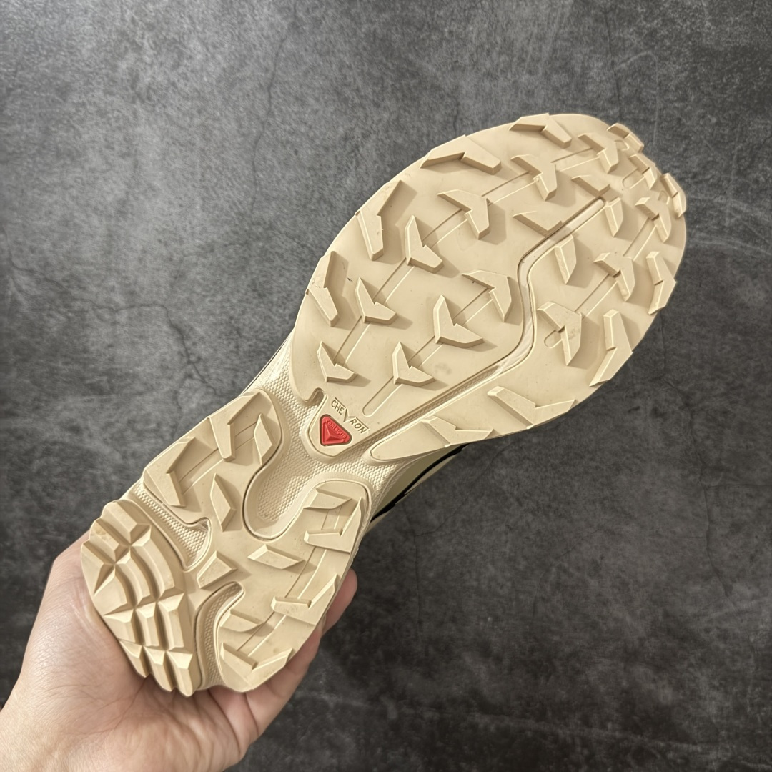 图片[9]-【W1防水版】 Salomon XT-6 Gore-Tex防水款 萨洛蒙复古潮流户外机能登山跑鞋 卡其棕色 474455 市场唯一防水版本 区别假材料 纯原外贸平台特供订单 耗时半年巨作 全套原纸板楦头开发 原厂特供网布配套加持 确保原汁原味 完美呈现版型 原档数据独家私模五层组合大底 原装Ortholite轻量化鞋垫 中底布带钢印编号 原厂TPU锁扣 进口港宝加持 后跟自然饱满 还原公司包裹性 鞋面以“锯齿”状的包裹系统呈现 在基色底之下加入了各种色点缀 将公司的最新技术和时尚前卫的造型融入耐用的长跑款式中 鞋面由 TPU 薄膜制成 并焊接在高耐磨网眼上 使其既时尚又坚固 由 ACS底盘支撑 可增强稳定性和支撑力 以及由橡胶凸耳 Contragrip外底覆盖的 EVA 缓冲中底 旨在应对崎岖的地形 鞋舌上的彩色Salomon 标签、Quicklace 系统以及鞋头、鞋舌和鞋跟上的附加品牌使细节更加完美 让穿着者可以轻松驾驭户外与通勤下的任何运动生活场景 无缝鞋身户外随意纵横 颜值与脚感兼备 出街通勤 绝对非常吸睛 你值得拥有 尺码：36 36.5 37.5 38 38.5 39 40 40.5 41 42 42.5 43 44 44.5 45-选品中心