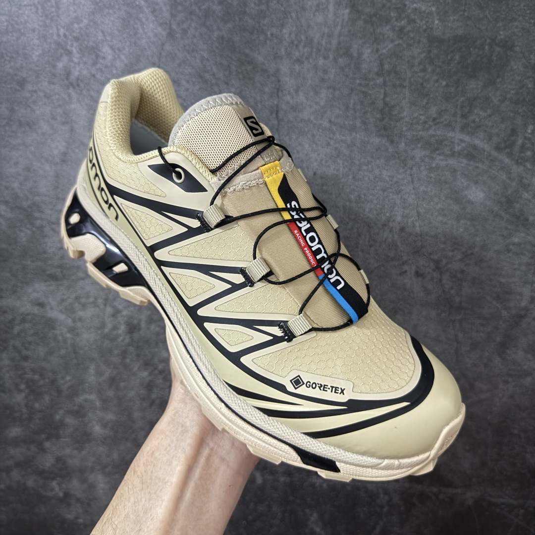 图片[3]-【W1防水版】 Salomon XT-6 Gore-Tex防水款 萨洛蒙复古潮流户外机能登山跑鞋 卡其棕色 474455 市场唯一防水版本 区别假材料 纯原外贸平台特供订单 耗时半年巨作 全套原纸板楦头开发 原厂特供网布配套加持 确保原汁原味 完美呈现版型 原档数据独家私模五层组合大底 原装Ortholite轻量化鞋垫 中底布带钢印编号 原厂TPU锁扣 进口港宝加持 后跟自然饱满 还原公司包裹性 鞋面以“锯齿”状的包裹系统呈现 在基色底之下加入了各种色点缀 将公司的最新技术和时尚前卫的造型融入耐用的长跑款式中 鞋面由 TPU 薄膜制成 并焊接在高耐磨网眼上 使其既时尚又坚固 由 ACS底盘支撑 可增强稳定性和支撑力 以及由橡胶凸耳 Contragrip外底覆盖的 EVA 缓冲中底 旨在应对崎岖的地形 鞋舌上的彩色Salomon 标签、Quicklace 系统以及鞋头、鞋舌和鞋跟上的附加品牌使细节更加完美 让穿着者可以轻松驾驭户外与通勤下的任何运动生活场景 无缝鞋身户外随意纵横 颜值与脚感兼备 出街通勤 绝对非常吸睛 你值得拥有 尺码：36 36.5 37.5 38 38.5 39 40 40.5 41 42 42.5 43 44 44.5 45-选品中心