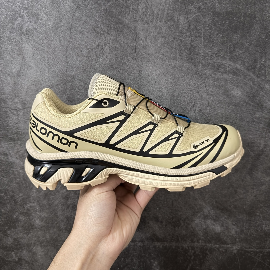 【W1防水版】 Salomon XT-6 Gore-Tex防水款 萨洛蒙复古潮流户外机能登山跑鞋 卡其棕色 474455 市场唯一防水版本 区别假材料 纯原外贸平台特供订单 耗时半年巨作 全套原纸板楦头开发 原厂特供网布配套加持 确保原汁原味 完美呈现版型 原档数据独家私模五层组合大底 原装Ortholite轻量化鞋垫 中底布带钢印编号 原厂TPU锁扣 进口港宝加持 后跟自然饱满 还原公司包裹性 鞋面以“锯齿”状的包裹系统呈现 在基色底之下加入了各种色点缀 将公司的最新技术和时尚前卫的造型融入耐用的长跑款式中 鞋面由 TPU 薄膜制成 并焊接在高耐磨网眼上 使其既时尚又坚固 由 ACS底盘支撑 可增强稳定性和支撑力 以及由橡胶凸耳 Contragrip外底覆盖的 EVA 缓冲中底 旨在应对崎岖的地形 鞋舌上的彩色Salomon 标签、Quicklace 系统以及鞋头、鞋舌和鞋跟上的附加品牌使细节更加完美 让穿着者可以轻松驾驭户外与通勤下的任何运动生活场景 无缝鞋身户外随意纵横 颜值与脚感兼备 出街通勤 绝对非常吸睛 你值得拥有 尺码：36 36.5 37.5 38 38.5 39 40 40.5 41 42 42.5 43 44 44.5 45-选品中心