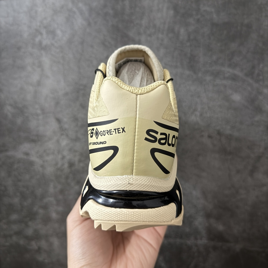 图片[4]-【W1防水版】 Salomon XT-6 Gore-Tex防水款 萨洛蒙复古潮流户外机能登山跑鞋 卡其棕色 474455 市场唯一防水版本 区别假材料 纯原外贸平台特供订单 耗时半年巨作 全套原纸板楦头开发 原厂特供网布配套加持 确保原汁原味 完美呈现版型 原档数据独家私模五层组合大底 原装Ortholite轻量化鞋垫 中底布带钢印编号 原厂TPU锁扣 进口港宝加持 后跟自然饱满 还原公司包裹性 鞋面以“锯齿”状的包裹系统呈现 在基色底之下加入了各种色点缀 将公司的最新技术和时尚前卫的造型融入耐用的长跑款式中 鞋面由 TPU 薄膜制成 并焊接在高耐磨网眼上 使其既时尚又坚固 由 ACS底盘支撑 可增强稳定性和支撑力 以及由橡胶凸耳 Contragrip外底覆盖的 EVA 缓冲中底 旨在应对崎岖的地形 鞋舌上的彩色Salomon 标签、Quicklace 系统以及鞋头、鞋舌和鞋跟上的附加品牌使细节更加完美 让穿着者可以轻松驾驭户外与通勤下的任何运动生活场景 无缝鞋身户外随意纵横 颜值与脚感兼备 出街通勤 绝对非常吸睛 你值得拥有 尺码：36 36.5 37.5 38 38.5 39 40 40.5 41 42 42.5 43 44 44.5 45-选品中心
