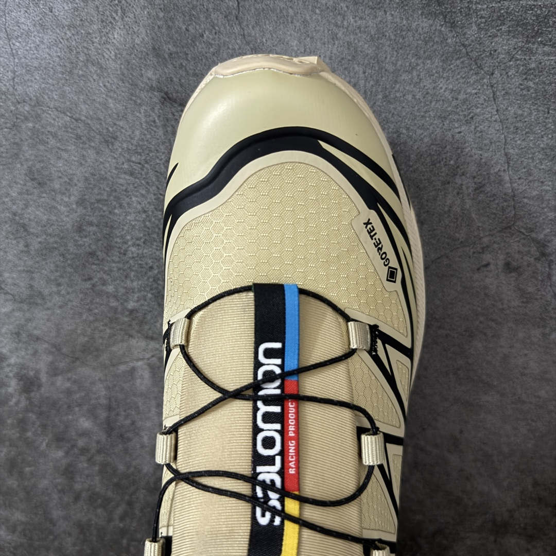 图片[5]-【W1防水版】 Salomon XT-6 Gore-Tex防水款 萨洛蒙复古潮流户外机能登山跑鞋 卡其棕色 474455 市场唯一防水版本 区别假材料 纯原外贸平台特供订单 耗时半年巨作 全套原纸板楦头开发 原厂特供网布配套加持 确保原汁原味 完美呈现版型 原档数据独家私模五层组合大底 原装Ortholite轻量化鞋垫 中底布带钢印编号 原厂TPU锁扣 进口港宝加持 后跟自然饱满 还原公司包裹性 鞋面以“锯齿”状的包裹系统呈现 在基色底之下加入了各种色点缀 将公司的最新技术和时尚前卫的造型融入耐用的长跑款式中 鞋面由 TPU 薄膜制成 并焊接在高耐磨网眼上 使其既时尚又坚固 由 ACS底盘支撑 可增强稳定性和支撑力 以及由橡胶凸耳 Contragrip外底覆盖的 EVA 缓冲中底 旨在应对崎岖的地形 鞋舌上的彩色Salomon 标签、Quicklace 系统以及鞋头、鞋舌和鞋跟上的附加品牌使细节更加完美 让穿着者可以轻松驾驭户外与通勤下的任何运动生活场景 无缝鞋身户外随意纵横 颜值与脚感兼备 出街通勤 绝对非常吸睛 你值得拥有 尺码：36 36.5 37.5 38 38.5 39 40 40.5 41 42 42.5 43 44 44.5 45-选品中心