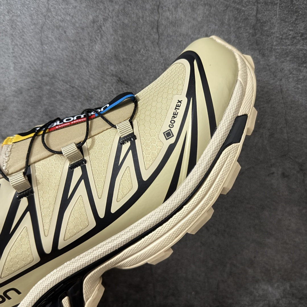 图片[6]-【W1防水版】 Salomon XT-6 Gore-Tex防水款 萨洛蒙复古潮流户外机能登山跑鞋 卡其棕色 474455 市场唯一防水版本 区别假材料 纯原外贸平台特供订单 耗时半年巨作 全套原纸板楦头开发 原厂特供网布配套加持 确保原汁原味 完美呈现版型 原档数据独家私模五层组合大底 原装Ortholite轻量化鞋垫 中底布带钢印编号 原厂TPU锁扣 进口港宝加持 后跟自然饱满 还原公司包裹性 鞋面以“锯齿”状的包裹系统呈现 在基色底之下加入了各种色点缀 将公司的最新技术和时尚前卫的造型融入耐用的长跑款式中 鞋面由 TPU 薄膜制成 并焊接在高耐磨网眼上 使其既时尚又坚固 由 ACS底盘支撑 可增强稳定性和支撑力 以及由橡胶凸耳 Contragrip外底覆盖的 EVA 缓冲中底 旨在应对崎岖的地形 鞋舌上的彩色Salomon 标签、Quicklace 系统以及鞋头、鞋舌和鞋跟上的附加品牌使细节更加完美 让穿着者可以轻松驾驭户外与通勤下的任何运动生活场景 无缝鞋身户外随意纵横 颜值与脚感兼备 出街通勤 绝对非常吸睛 你值得拥有 尺码：36 36.5 37.5 38 38.5 39 40 40.5 41 42 42.5 43 44 44.5 45-选品中心