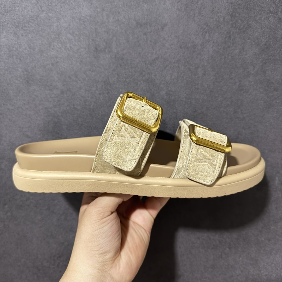 【X1版本】26新款配色 Louis Vuitton Venice系列 牛皮革压花 搭扣圆头 一字拖鞋 男款棕色 原版一比一开发 驴家 L家 Venice 经典系列 2026最新经典款拖鞋款式 经典压花系列传承Trainer设计 今年绝比小爆款系列 高端零售可主推款。 原版一比一开发 专柜正品以发售 平台开始预售已上架，Zp10000+ 品质超赞👍 全鞋全真牛皮 私模独立开发原大底 市场独家 压花工艺 原版几乎接近一致 全套专柜一致包装。 尺码：40 41 42 43 44 45 46-选品中心