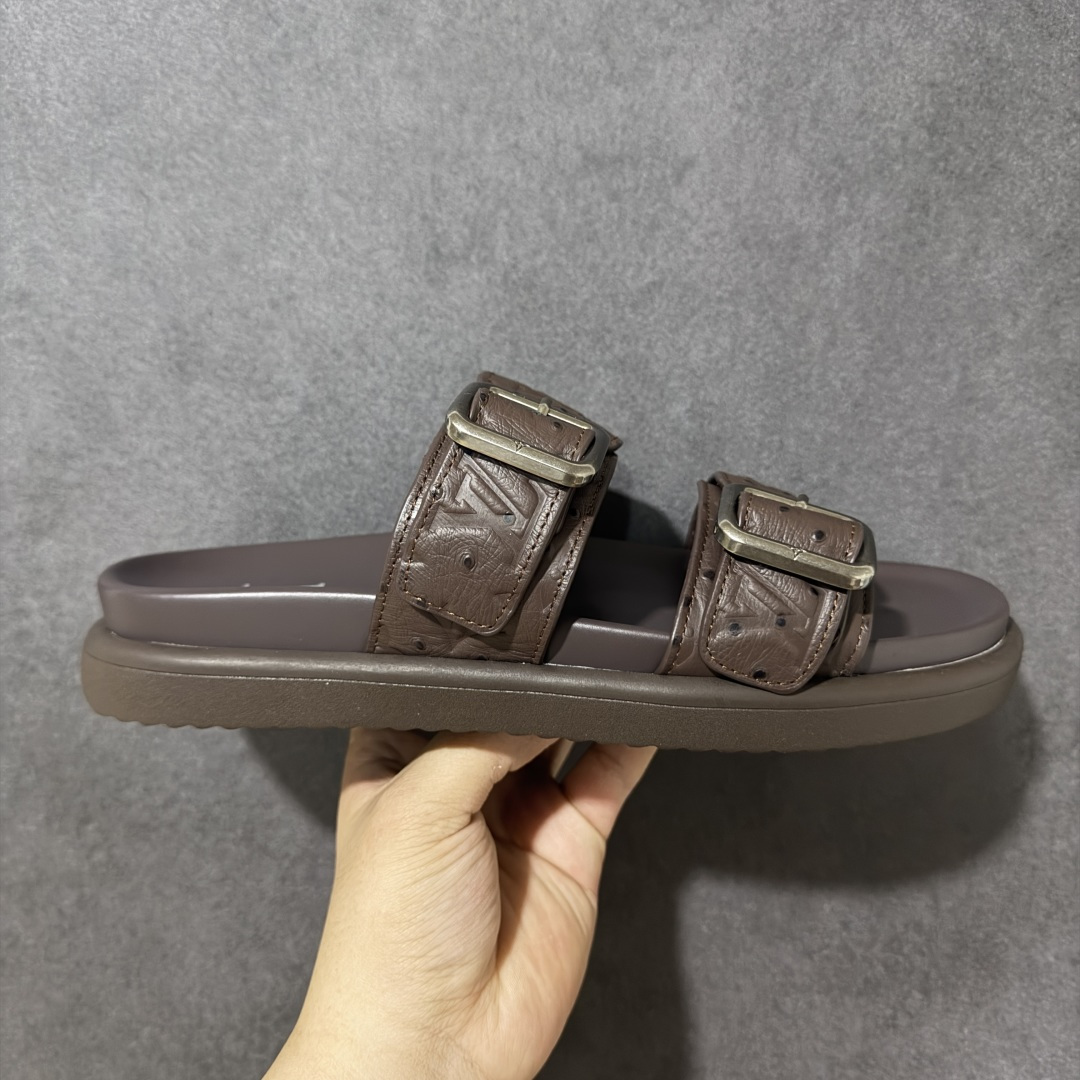 【X1版本】26新款配色 Louis Vuitton Venice系列 牛皮革压花 搭扣圆头 一字拖鞋 男款棕色 原版一比一开发 驴家 L家 Venice 经典系列 2026最新经典款拖鞋款式 经典压花系列传承Trainer设计 今年绝比小爆款系列 高端零售可主推款。 原版一比一开发 专柜正品以发售 平台开始预售已上架，Zp10000+ 品质超赞👍 全鞋全真牛皮 私模独立开发原大底 市场独家 压花工艺 原版几乎接近一致 全套专柜一致包装。 尺码：40 41 42 43 44 45 46-选品中心