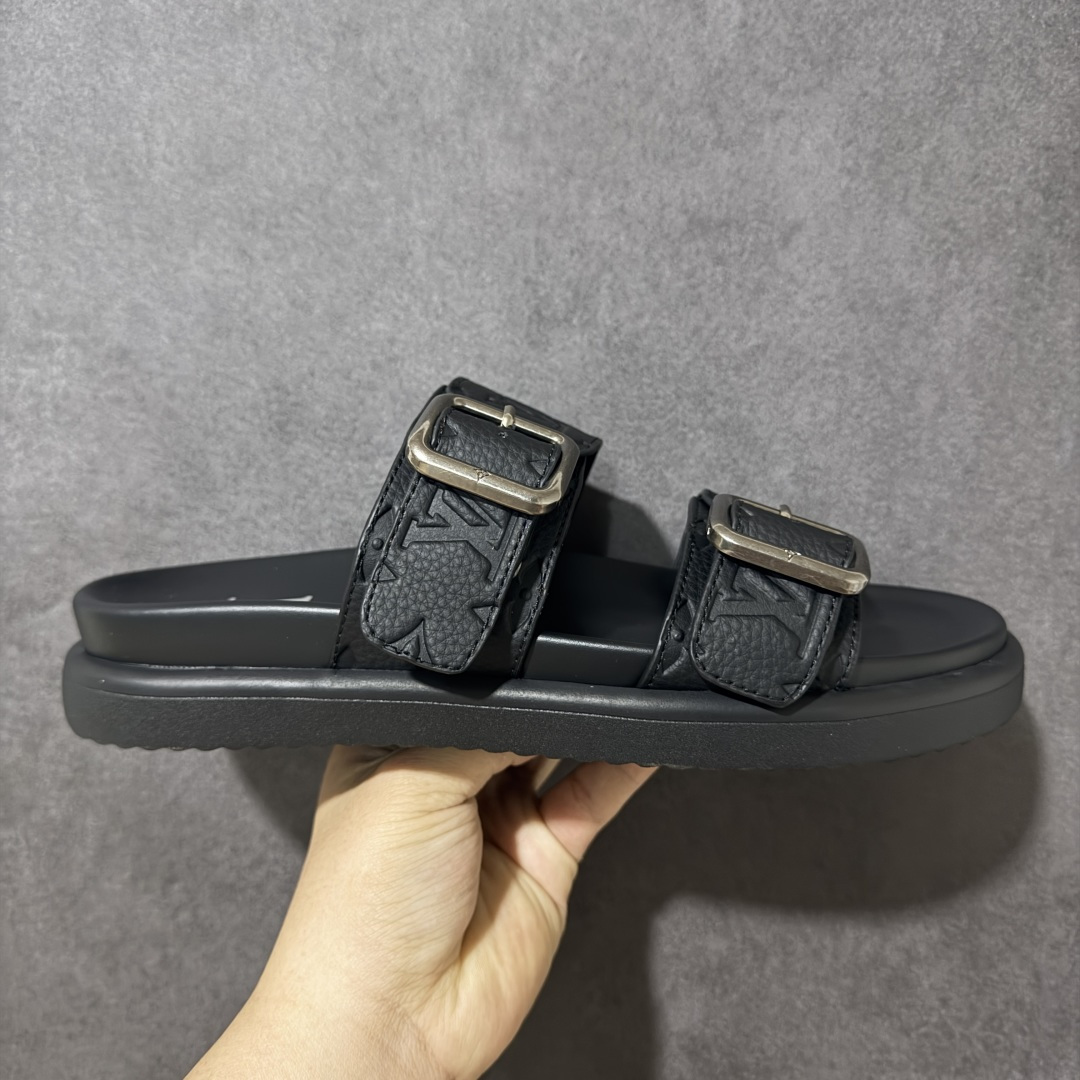 【X1版本】26新款配色 Louis Vuitton Venice系列 牛皮革压花 搭扣圆头 一字拖鞋 男款棕色 原版一比一开发 驴家 L家 Venice 经典系列 2026最新经典款拖鞋款式 经典压花系列传承Trainer设计 今年绝比小爆款系列 高端零售可主推款。 原版一比一开发 专柜正品以发售 平台开始预售已上架，Zp10000+ 品质超赞👍 全鞋全真牛皮 私模独立开发原大底 市场独家 压花工艺 原版几乎接近一致 全套专柜一致包装。 尺码：40 41 42 43 44 45 46-选品中心