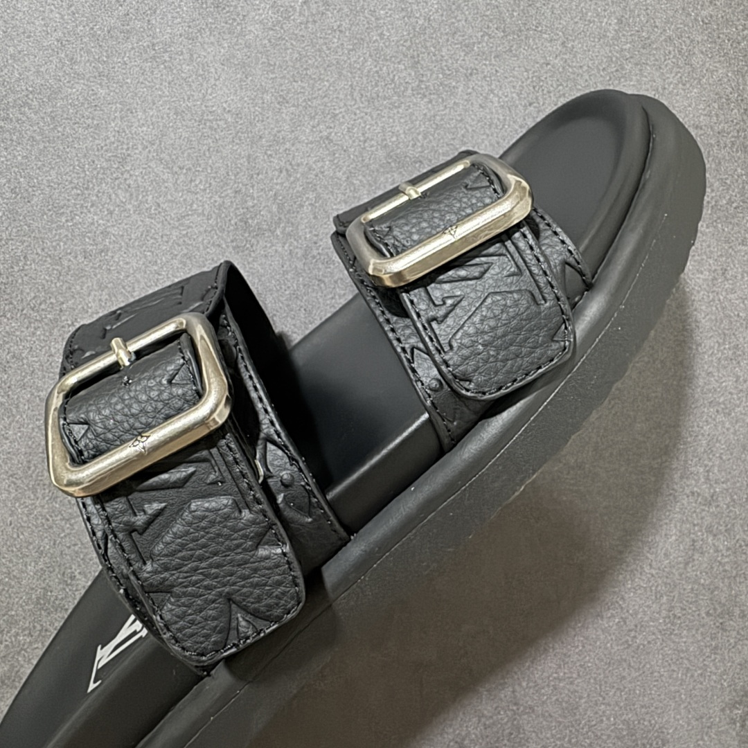 图片[8]-【X1版本】26新款配色 Louis Vuitton Venice系列 牛皮革压花 搭扣圆头 一字拖鞋 男款棕色 原版一比一开发 驴家 L家 Venice 经典系列 2026最新经典款拖鞋款式 经典压花系列传承Trainer设计 今年绝比小爆款系列 高端零售可主推款。 原版一比一开发 专柜正品以发售 平台开始预售已上架，Zp10000+ 品质超赞👍 全鞋全真牛皮 私模独立开发原大底 市场独家 压花工艺 原版几乎接近一致 全套专柜一致包装。 尺码：40 41 42 43 44 45 46-选品中心