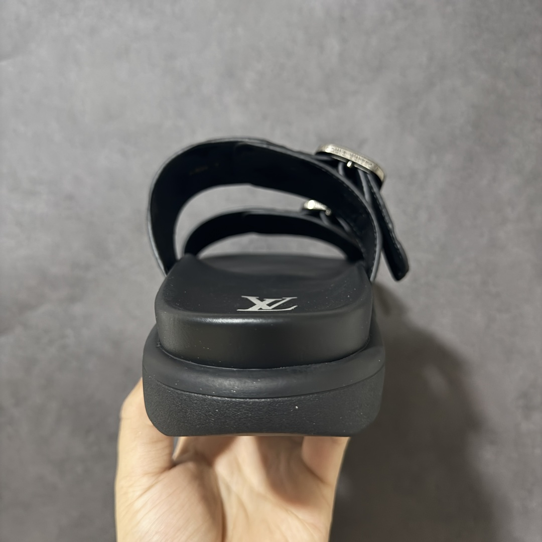 图片[4]-【X1版本】26新款配色 Louis Vuitton Venice系列 牛皮革压花 搭扣圆头 一字拖鞋 男款棕色 原版一比一开发 驴家 L家 Venice 经典系列 2026最新经典款拖鞋款式 经典压花系列传承Trainer设计 今年绝比小爆款系列 高端零售可主推款。 原版一比一开发 专柜正品以发售 平台开始预售已上架，Zp10000+ 品质超赞👍 全鞋全真牛皮 私模独立开发原大底 市场独家 压花工艺 原版几乎接近一致 全套专柜一致包装。 尺码：40 41 42 43 44 45 46-选品中心