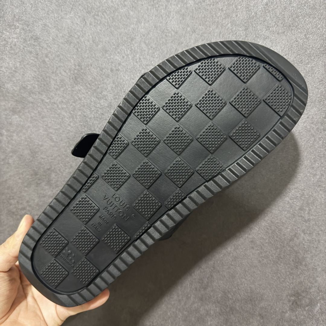 图片[9]-【X1版本】26新款配色 Louis Vuitton Venice系列 牛皮革压花 搭扣圆头 一字拖鞋 男款棕色 原版一比一开发 驴家 L家 Venice 经典系列 2026最新经典款拖鞋款式 经典压花系列传承Trainer设计 今年绝比小爆款系列 高端零售可主推款。 原版一比一开发 专柜正品以发售 平台开始预售已上架，Zp10000+ 品质超赞👍 全鞋全真牛皮 私模独立开发原大底 市场独家 压花工艺 原版几乎接近一致 全套专柜一致包装。 尺码：40 41 42 43 44 45 46-选品中心