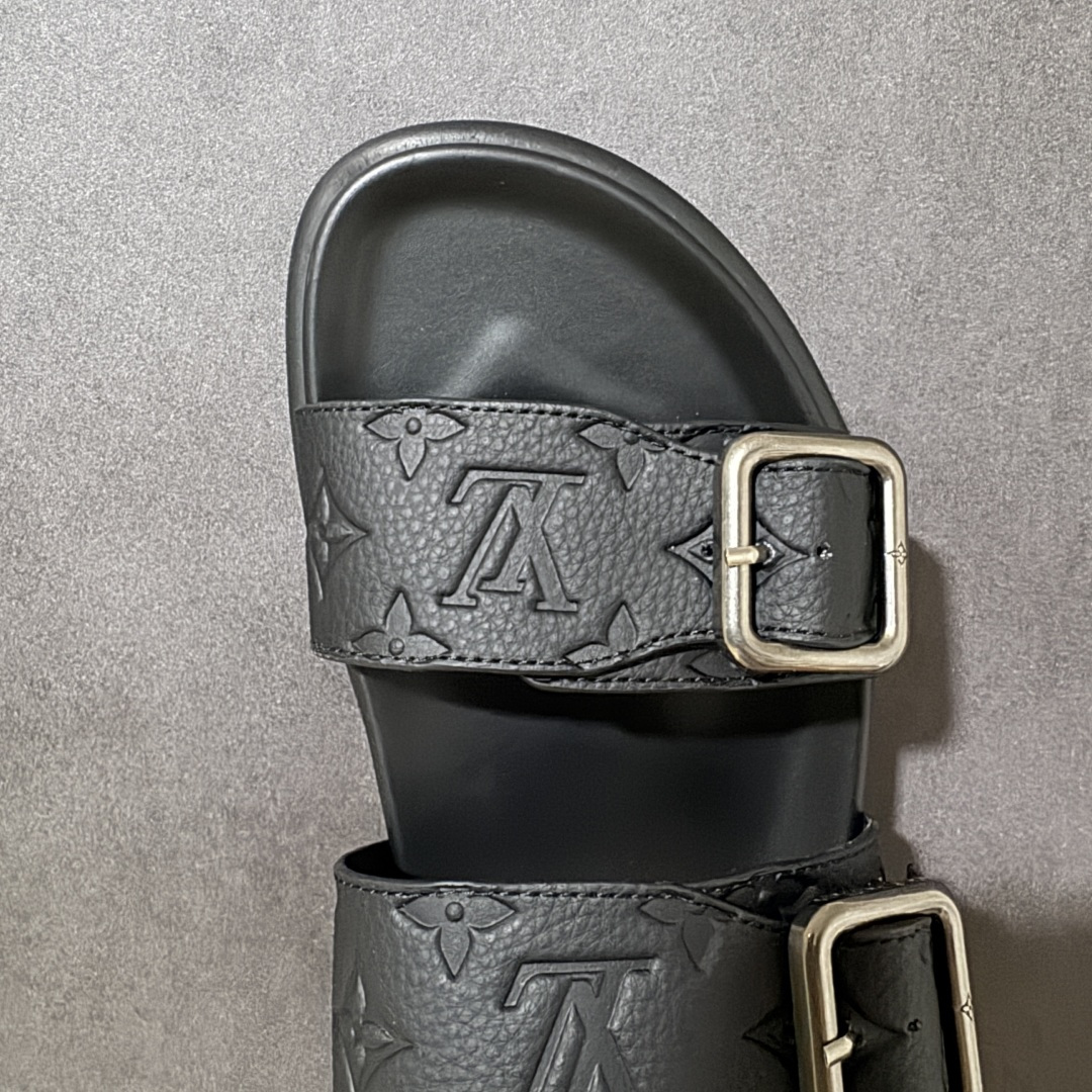图片[5]-【X1版本】26新款配色 Louis Vuitton Venice系列 牛皮革压花 搭扣圆头 一字拖鞋 男款棕色 原版一比一开发 驴家 L家 Venice 经典系列 2026最新经典款拖鞋款式 经典压花系列传承Trainer设计 今年绝比小爆款系列 高端零售可主推款。 原版一比一开发 专柜正品以发售 平台开始预售已上架，Zp10000+ 品质超赞👍 全鞋全真牛皮 私模独立开发原大底 市场独家 压花工艺 原版几乎接近一致 全套专柜一致包装。 尺码：40 41 42 43 44 45 46-选品中心