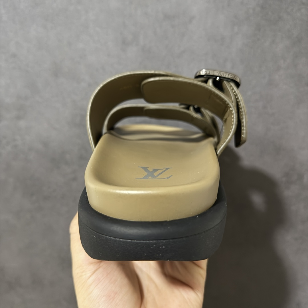 图片[4]-【X1版本】26新款配色 Louis Vuitton Venice系列 牛皮革压花 搭扣圆头 一字拖鞋 男款棕色 原版一比一开发 驴家 L家 Venice 经典系列 2026最新经典款拖鞋款式 经典压花系列传承Trainer设计 今年绝比小爆款系列 高端零售可主推款。 原版一比一开发 专柜正品以发售 平台开始预售已上架，Zp10000+ 品质超赞👍 全鞋全真牛皮 私模独立开发原大底 市场独家 压花工艺 原版几乎接近一致 全套专柜一致包装。 尺码：40 41 42 43 44 45 46-选品中心