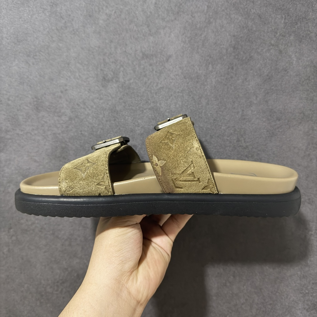 图片[2]-【X1版本】26新款配色 Louis Vuitton Venice系列 牛皮革压花 搭扣圆头 一字拖鞋 男款棕色 原版一比一开发 驴家 L家 Venice 经典系列 2026最新经典款拖鞋款式 经典压花系列传承Trainer设计 今年绝比小爆款系列 高端零售可主推款。 原版一比一开发 专柜正品以发售 平台开始预售已上架，Zp10000+ 品质超赞👍 全鞋全真牛皮 私模独立开发原大底 市场独家 压花工艺 原版几乎接近一致 全套专柜一致包装。 尺码：40 41 42 43 44 45 46-选品中心