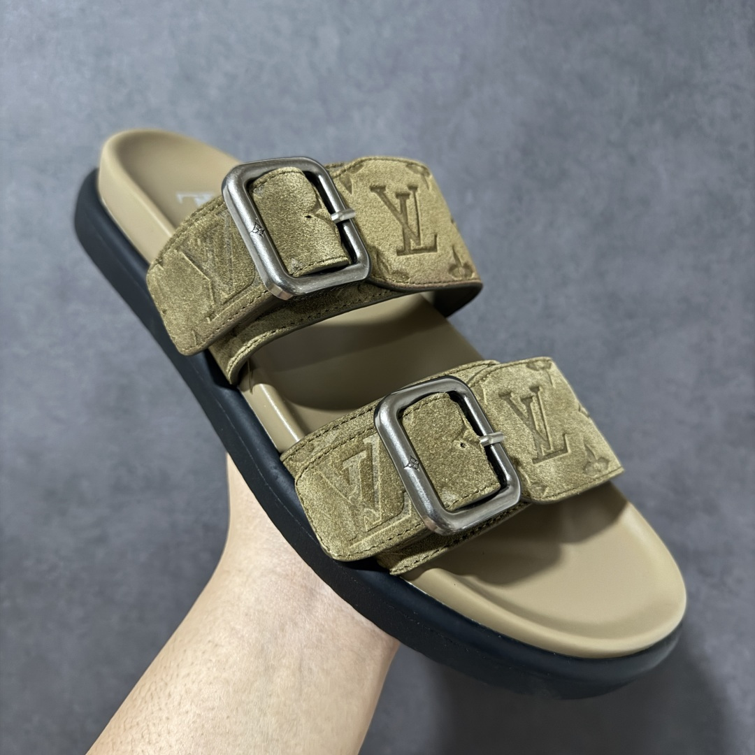 图片[3]-【X1版本】26新款配色 Louis Vuitton Venice系列 牛皮革压花 搭扣圆头 一字拖鞋 男款棕色 原版一比一开发 驴家 L家 Venice 经典系列 2026最新经典款拖鞋款式 经典压花系列传承Trainer设计 今年绝比小爆款系列 高端零售可主推款。 原版一比一开发 专柜正品以发售 平台开始预售已上架，Zp10000+ 品质超赞👍 全鞋全真牛皮 私模独立开发原大底 市场独家 压花工艺 原版几乎接近一致 全套专柜一致包装。 尺码：40 41 42 43 44 45 46-选品中心