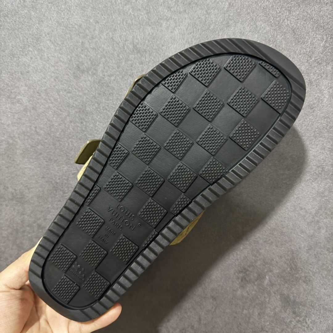 图片[9]-【X1版本】26新款配色 Louis Vuitton Venice系列 牛皮革压花 搭扣圆头 一字拖鞋 男款棕色 原版一比一开发 驴家 L家 Venice 经典系列 2026最新经典款拖鞋款式 经典压花系列传承Trainer设计 今年绝比小爆款系列 高端零售可主推款。 原版一比一开发 专柜正品以发售 平台开始预售已上架，Zp10000+ 品质超赞👍 全鞋全真牛皮 私模独立开发原大底 市场独家 压花工艺 原版几乎接近一致 全套专柜一致包装。 尺码：40 41 42 43 44 45 46-选品中心
