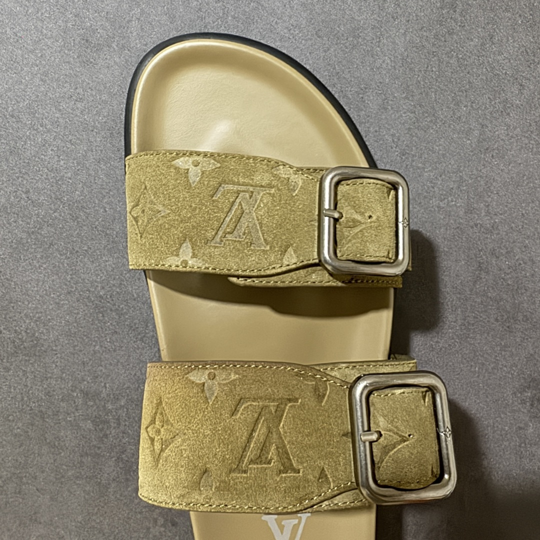 图片[5]-【X1版本】26新款配色 Louis Vuitton Venice系列 牛皮革压花 搭扣圆头 一字拖鞋 男款棕色 原版一比一开发 驴家 L家 Venice 经典系列 2026最新经典款拖鞋款式 经典压花系列传承Trainer设计 今年绝比小爆款系列 高端零售可主推款。 原版一比一开发 专柜正品以发售 平台开始预售已上架，Zp10000+ 品质超赞👍 全鞋全真牛皮 私模独立开发原大底 市场独家 压花工艺 原版几乎接近一致 全套专柜一致包装。 尺码：40 41 42 43 44 45 46-选品中心