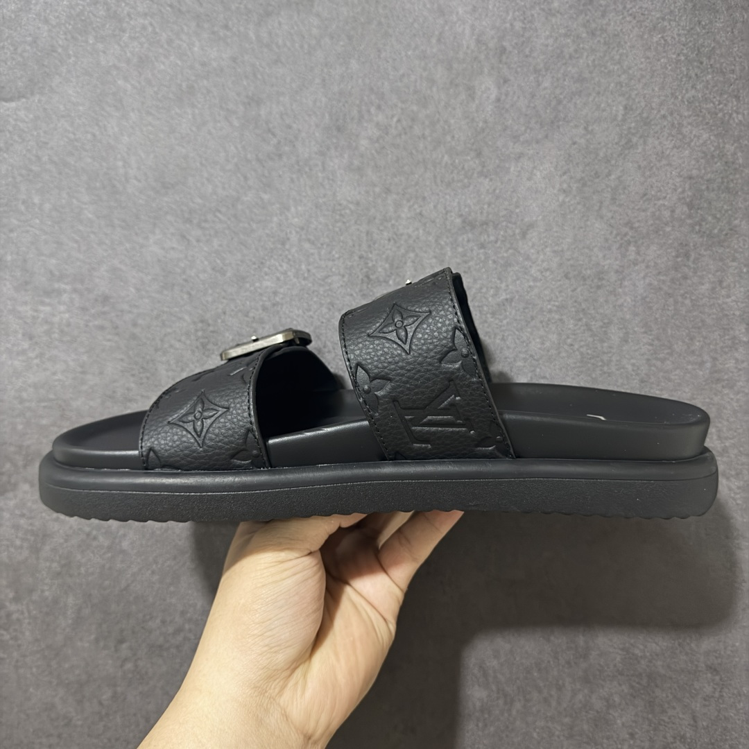 图片[2]-【X1版本】26新款配色 Louis Vuitton Venice系列 牛皮革压花 搭扣圆头 一字拖鞋 男款棕色 原版一比一开发 驴家 L家 Venice 经典系列 2026最新经典款拖鞋款式 经典压花系列传承Trainer设计 今年绝比小爆款系列 高端零售可主推款。 原版一比一开发 专柜正品以发售 平台开始预售已上架，Zp10000+ 品质超赞👍 全鞋全真牛皮 私模独立开发原大底 市场独家 压花工艺 原版几乎接近一致 全套专柜一致包装。 尺码：40 41 42 43 44 45 46-选品中心