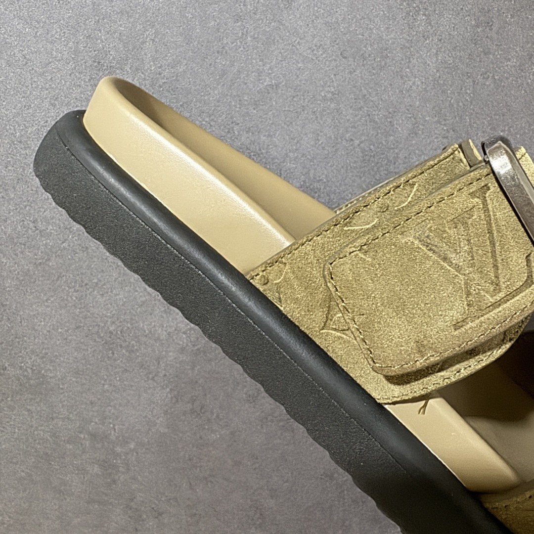 图片[7]-【X1版本】26新款配色 Louis Vuitton Venice系列 牛皮革压花 搭扣圆头 一字拖鞋 男款棕色 原版一比一开发 驴家 L家 Venice 经典系列 2026最新经典款拖鞋款式 经典压花系列传承Trainer设计 今年绝比小爆款系列 高端零售可主推款。 原版一比一开发 专柜正品以发售 平台开始预售已上架，Zp10000+ 品质超赞👍 全鞋全真牛皮 私模独立开发原大底 市场独家 压花工艺 原版几乎接近一致 全套专柜一致包装。 尺码：40 41 42 43 44 45 46-选品中心