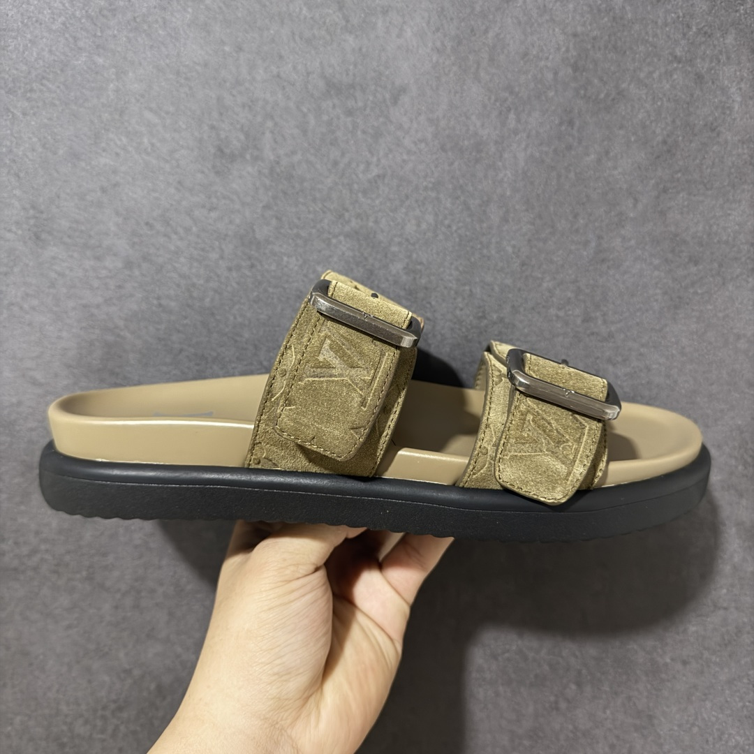 【X1版本】26新款配色 Louis Vuitton Venice系列 牛皮革压花 搭扣圆头 一字拖鞋 男款棕色 原版一比一开发 驴家 L家 Venice 经典系列 2026最新经典款拖鞋款式 经典压花系列传承Trainer设计 今年绝比小爆款系列 高端零售可主推款。 原版一比一开发 专柜正品以发售 平台开始预售已上架，Zp10000+ 品质超赞👍 全鞋全真牛皮 私模独立开发原大底 市场独家 压花工艺 原版几乎接近一致 全套专柜一致包装。 尺码：40 41 42 43 44 45 46-选品中心