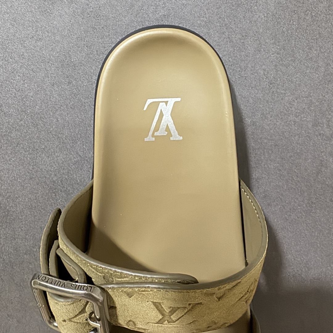 图片[6]-【X1版本】26新款配色 Louis Vuitton Venice系列 牛皮革压花 搭扣圆头 一字拖鞋 男款棕色 原版一比一开发 驴家 L家 Venice 经典系列 2026最新经典款拖鞋款式 经典压花系列传承Trainer设计 今年绝比小爆款系列 高端零售可主推款。 原版一比一开发 专柜正品以发售 平台开始预售已上架，Zp10000+ 品质超赞👍 全鞋全真牛皮 私模独立开发原大底 市场独家 压花工艺 原版几乎接近一致 全套专柜一致包装。 尺码：40 41 42 43 44 45 46-选品中心