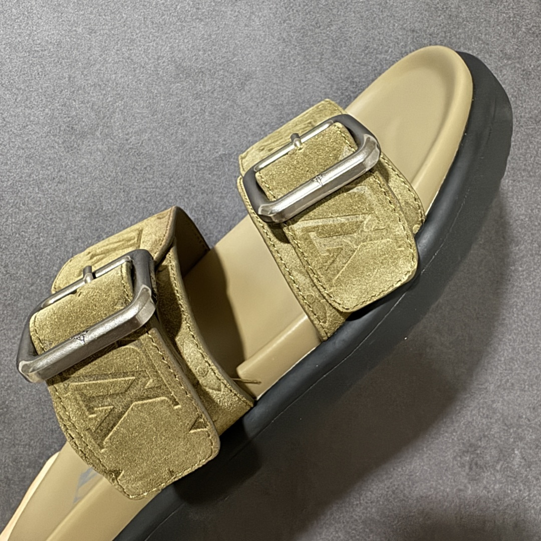 图片[8]-【X1版本】26新款配色 Louis Vuitton Venice系列 牛皮革压花 搭扣圆头 一字拖鞋 男款棕色 原版一比一开发 驴家 L家 Venice 经典系列 2026最新经典款拖鞋款式 经典压花系列传承Trainer设计 今年绝比小爆款系列 高端零售可主推款。 原版一比一开发 专柜正品以发售 平台开始预售已上架，Zp10000+ 品质超赞👍 全鞋全真牛皮 私模独立开发原大底 市场独家 压花工艺 原版几乎接近一致 全套专柜一致包装。 尺码：40 41 42 43 44 45 46-选品中心