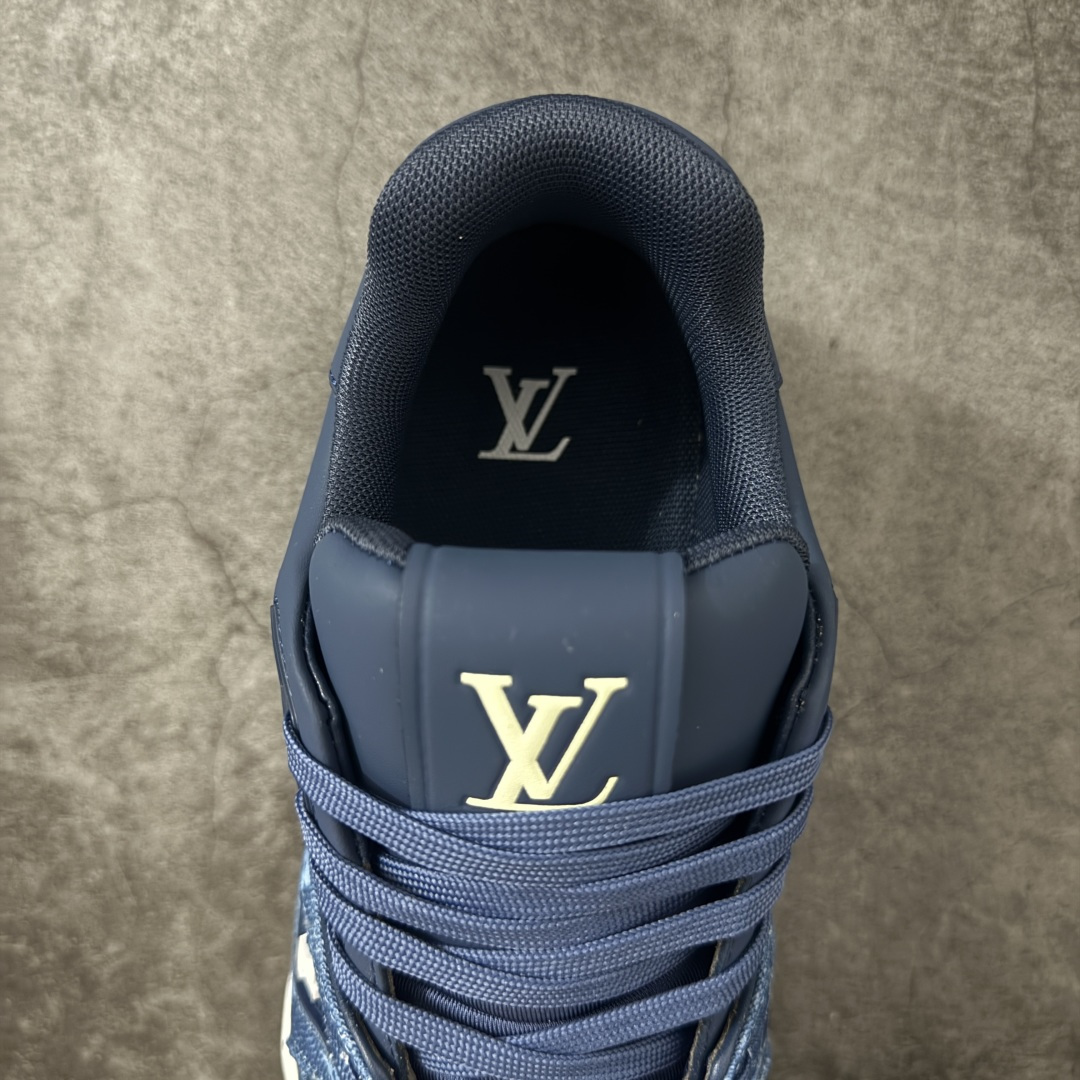 图片[8]-【YS纯原】广奢高端货 LOUIS VUITTON 路易威登 LV Trainer ✦ 原楦原纸版开模，鞋型立体饱满 ✦ 零毛边、零溢胶、零线头瑕疵 ✦ 细节与原版一致 区分市面通货 ✦ 多层叠片＋电脑针车，针距密度一致 ✦ Monogram浮雕＋3D高频压纹 ✦ 多密度发泡中底：支撑回弹媲美专柜 ✦ 原装橡胶大底：含胶量高、纹路深、双拼接零偏差 ✦ ZP级原装包装：专柜款鞋盒＋防尘袋＋说明书 尺码：38-45-莆田鞋