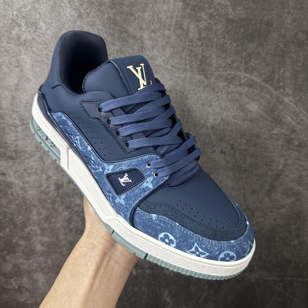 图片[3]-【YS纯原】广奢高端货 LOUIS VUITTON 路易威登 LV Trainer ✦ 原楦原纸版开模，鞋型立体饱满 ✦ 零毛边、零溢胶、零线头瑕疵 ✦ 细节与原版一致 区分市面通货 ✦ 多层叠片＋电脑针车，针距密度一致 ✦ Monogram浮雕＋3D高频压纹 ✦ 多密度发泡中底：支撑回弹媲美专柜 ✦ 原装橡胶大底：含胶量高、纹路深、双拼接零偏差 ✦ ZP级原装包装：专柜款鞋盒＋防尘袋＋说明书 尺码：38-45-莆田鞋
