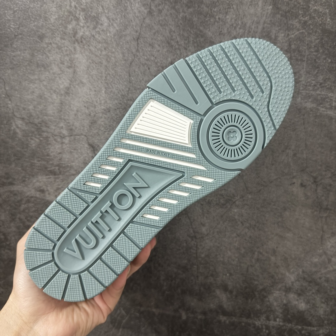 图片[9]-【YS纯原】广奢高端货 LOUIS VUITTON 路易威登 LV Trainer ✦ 原楦原纸版开模，鞋型立体饱满 ✦ 零毛边、零溢胶、零线头瑕疵 ✦ 细节与原版一致 区分市面通货 ✦ 多层叠片＋电脑针车，针距密度一致 ✦ Monogram浮雕＋3D高频压纹 ✦ 多密度发泡中底：支撑回弹媲美专柜 ✦ 原装橡胶大底：含胶量高、纹路深、双拼接零偏差 ✦ ZP级原装包装：专柜款鞋盒＋防尘袋＋说明书 尺码：38-45-莆田鞋