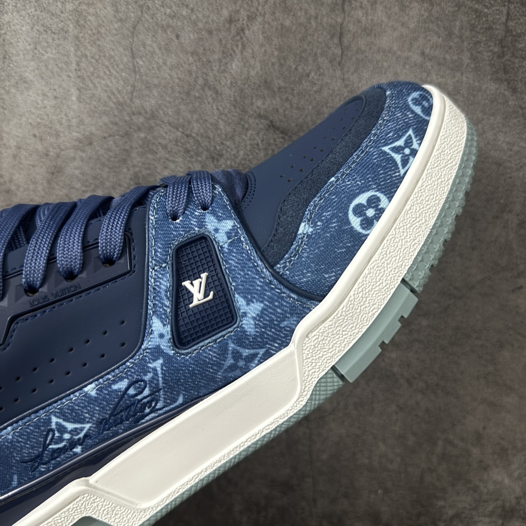 图片[6]-【YS纯原】广奢高端货 LOUIS VUITTON 路易威登 LV Trainer ✦ 原楦原纸版开模，鞋型立体饱满 ✦ 零毛边、零溢胶、零线头瑕疵 ✦ 细节与原版一致 区分市面通货 ✦ 多层叠片＋电脑针车，针距密度一致 ✦ Monogram浮雕＋3D高频压纹 ✦ 多密度发泡中底：支撑回弹媲美专柜 ✦ 原装橡胶大底：含胶量高、纹路深、双拼接零偏差 ✦ ZP级原装包装：专柜款鞋盒＋防尘袋＋说明书 尺码：38-45-莆田鞋