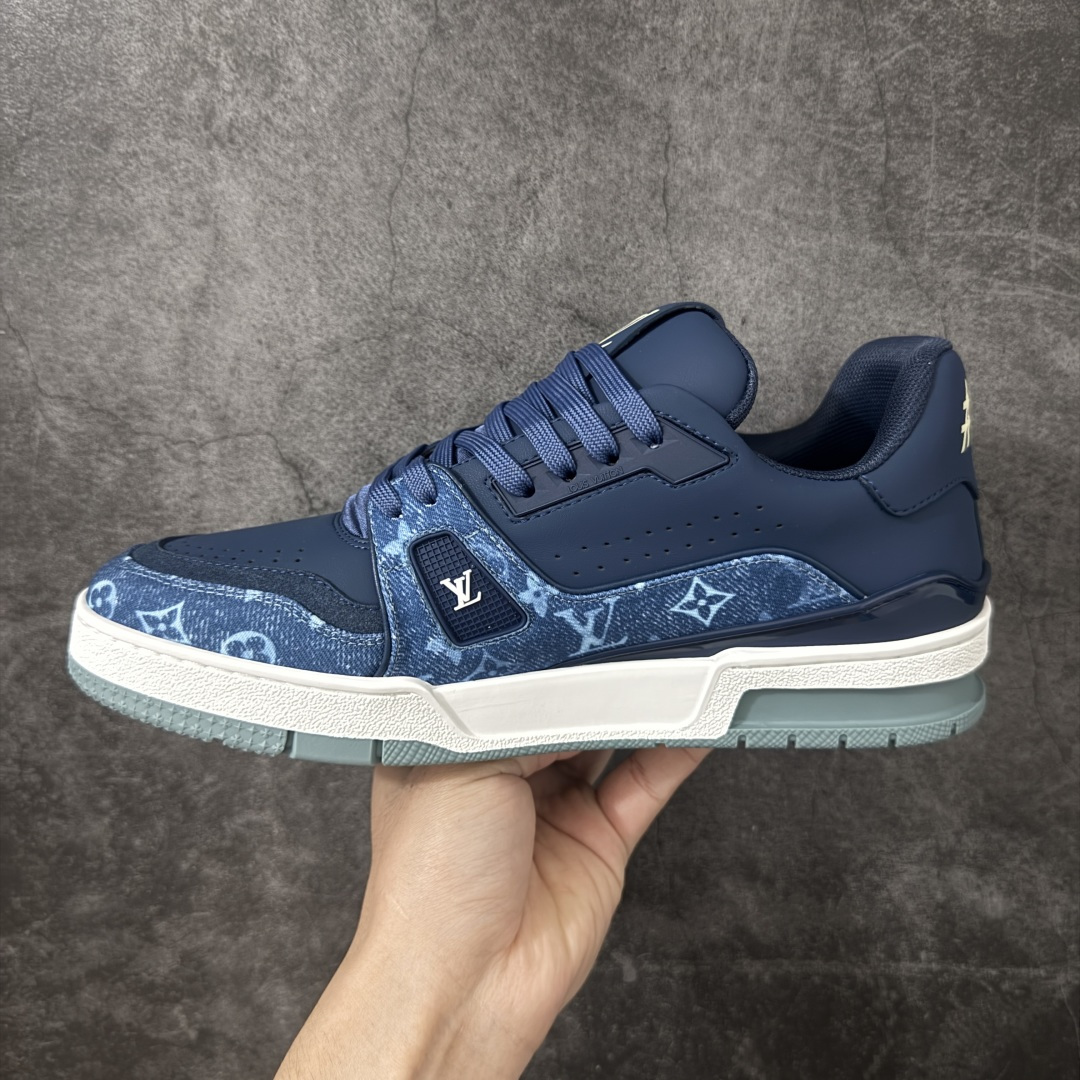 图片[2]-【YS纯原】广奢高端货 LOUIS VUITTON 路易威登 LV Trainer ✦ 原楦原纸版开模，鞋型立体饱满 ✦ 零毛边、零溢胶、零线头瑕疵 ✦ 细节与原版一致 区分市面通货 ✦ 多层叠片＋电脑针车，针距密度一致 ✦ Monogram浮雕＋3D高频压纹 ✦ 多密度发泡中底：支撑回弹媲美专柜 ✦ 原装橡胶大底：含胶量高、纹路深、双拼接零偏差 ✦ ZP级原装包装：专柜款鞋盒＋防尘袋＋说明书 尺码：38-45-莆田鞋