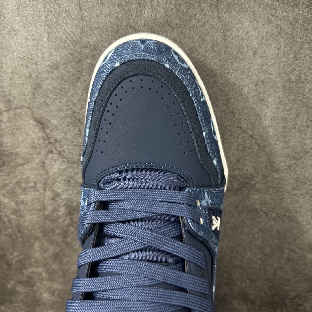 图片[5]-【YS纯原】广奢高端货 LOUIS VUITTON 路易威登 LV Trainer ✦ 原楦原纸版开模，鞋型立体饱满 ✦ 零毛边、零溢胶、零线头瑕疵 ✦ 细节与原版一致 区分市面通货 ✦ 多层叠片＋电脑针车，针距密度一致 ✦ Monogram浮雕＋3D高频压纹 ✦ 多密度发泡中底：支撑回弹媲美专柜 ✦ 原装橡胶大底：含胶量高、纹路深、双拼接零偏差 ✦ ZP级原装包装：专柜款鞋盒＋防尘袋＋说明书 尺码：38-45-莆田鞋