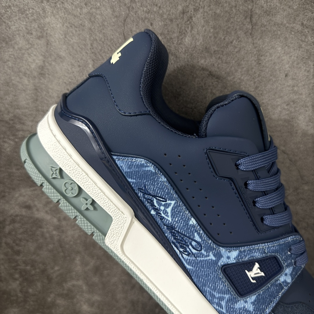 图片[7]-【YS纯原】广奢高端货 LOUIS VUITTON 路易威登 LV Trainer ✦ 原楦原纸版开模，鞋型立体饱满 ✦ 零毛边、零溢胶、零线头瑕疵 ✦ 细节与原版一致 区分市面通货 ✦ 多层叠片＋电脑针车，针距密度一致 ✦ Monogram浮雕＋3D高频压纹 ✦ 多密度发泡中底：支撑回弹媲美专柜 ✦ 原装橡胶大底：含胶量高、纹路深、双拼接零偏差 ✦ ZP级原装包装：专柜款鞋盒＋防尘袋＋说明书 尺码：38-45-莆田鞋