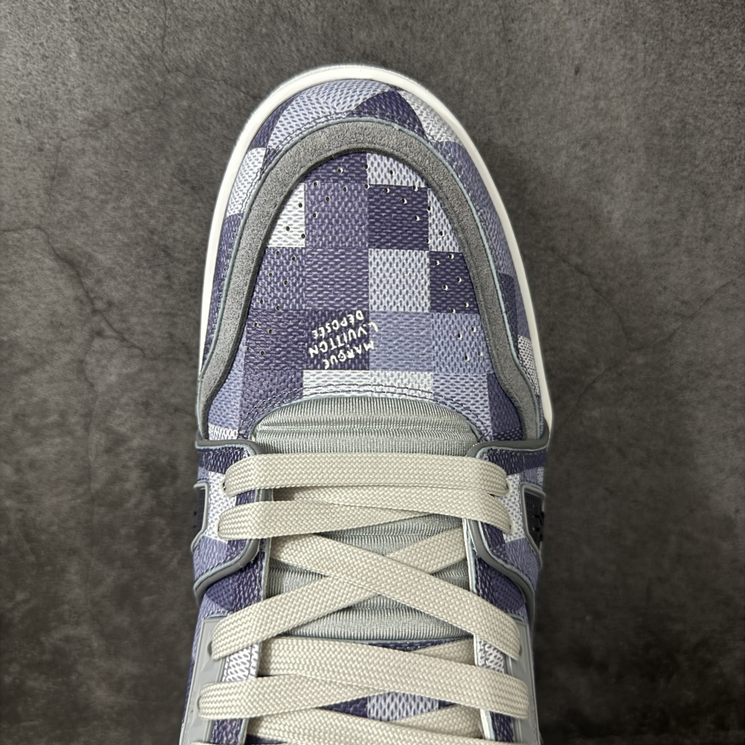 图片[5]-【YS纯原】广奢高端货 LOUIS VUITTON 路易威登 LV Trainer ✦ 原楦原纸版开模，鞋型立体饱满 ✦ 零毛边、零溢胶、零线头瑕疵 ✦ 细节与原版一致 区分市面通货 ✦ 多层叠片＋电脑针车，针距密度一致 ✦ Monogram浮雕＋3D高频压纹 ✦ 多密度发泡中底：支撑回弹媲美专柜 ✦ 原装橡胶大底：含胶量高、纹路深、双拼接零偏差 ✦ ZP级原装包装：专柜款鞋盒＋防尘袋＋说明书 尺码：38-45-选品中心