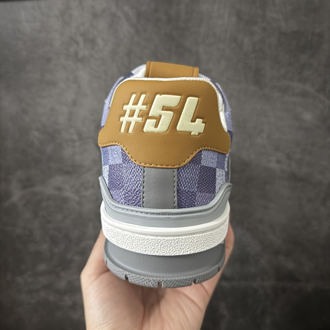 图片[4]-【YS纯原】广奢高端货 LOUIS VUITTON 路易威登 LV Trainer ✦ 原楦原纸版开模，鞋型立体饱满 ✦ 零毛边、零溢胶、零线头瑕疵 ✦ 细节与原版一致 区分市面通货 ✦ 多层叠片＋电脑针车，针距密度一致 ✦ Monogram浮雕＋3D高频压纹 ✦ 多密度发泡中底：支撑回弹媲美专柜 ✦ 原装橡胶大底：含胶量高、纹路深、双拼接零偏差 ✦ ZP级原装包装：专柜款鞋盒＋防尘袋＋说明书 尺码：38-45-选品中心