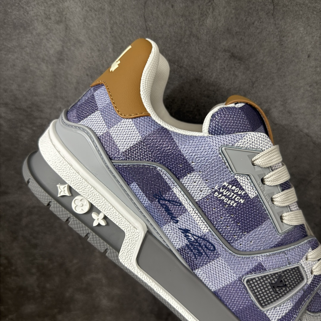 图片[7]-【YS纯原】广奢高端货 LOUIS VUITTON 路易威登 LV Trainer ✦ 原楦原纸版开模，鞋型立体饱满 ✦ 零毛边、零溢胶、零线头瑕疵 ✦ 细节与原版一致 区分市面通货 ✦ 多层叠片＋电脑针车，针距密度一致 ✦ Monogram浮雕＋3D高频压纹 ✦ 多密度发泡中底：支撑回弹媲美专柜 ✦ 原装橡胶大底：含胶量高、纹路深、双拼接零偏差 ✦ ZP级原装包装：专柜款鞋盒＋防尘袋＋说明书 尺码：38-45-选品中心