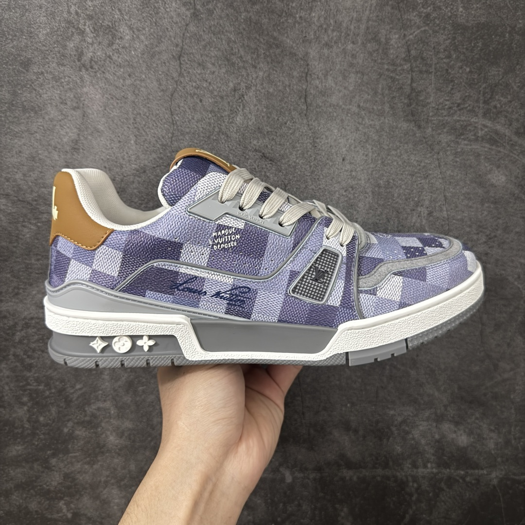 【YS纯原】广奢高端货 LOUIS VUITTON 路易威登 LV Trainer ✦ 原楦原纸版开模，鞋型立体饱满 ✦ 零毛边、零溢胶、零线头瑕疵 ✦ 细节与原版一致 区分市面通货 ✦ 多层叠片＋电脑针车，针距密度一致 ✦ Monogram浮雕＋3D高频压纹 ✦ 多密度发泡中底：支撑回弹媲美专柜 ✦ 原装橡胶大底：含胶量高、纹路深、双拼接零偏差 ✦ ZP级原装包装：专柜款鞋盒＋防尘袋＋说明书 尺码：38-45-选品中心