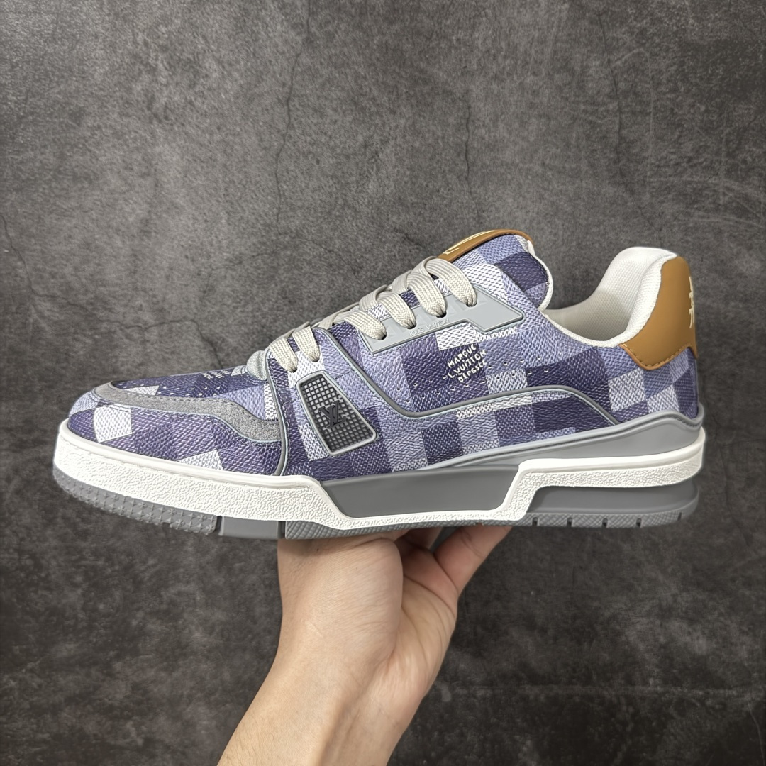 图片[2]-【YS纯原】广奢高端货 LOUIS VUITTON 路易威登 LV Trainer ✦ 原楦原纸版开模，鞋型立体饱满 ✦ 零毛边、零溢胶、零线头瑕疵 ✦ 细节与原版一致 区分市面通货 ✦ 多层叠片＋电脑针车，针距密度一致 ✦ Monogram浮雕＋3D高频压纹 ✦ 多密度发泡中底：支撑回弹媲美专柜 ✦ 原装橡胶大底：含胶量高、纹路深、双拼接零偏差 ✦ ZP级原装包装：专柜款鞋盒＋防尘袋＋说明书 尺码：38-45-选品中心