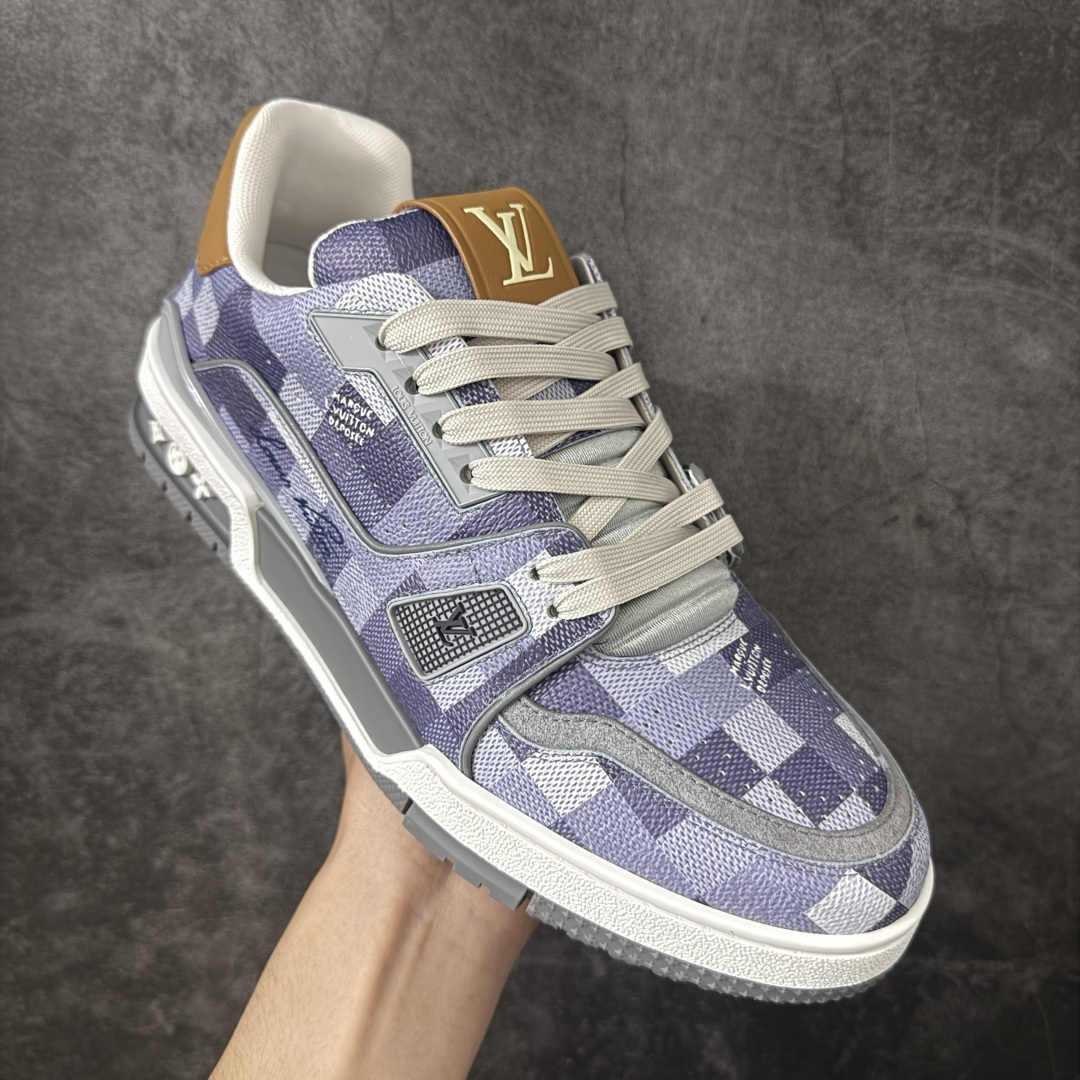图片[3]-【YS纯原】广奢高端货 LOUIS VUITTON 路易威登 LV Trainer ✦ 原楦原纸版开模，鞋型立体饱满 ✦ 零毛边、零溢胶、零线头瑕疵 ✦ 细节与原版一致 区分市面通货 ✦ 多层叠片＋电脑针车，针距密度一致 ✦ Monogram浮雕＋3D高频压纹 ✦ 多密度发泡中底：支撑回弹媲美专柜 ✦ 原装橡胶大底：含胶量高、纹路深、双拼接零偏差 ✦ ZP级原装包装：专柜款鞋盒＋防尘袋＋说明书 尺码：38-45-选品中心
