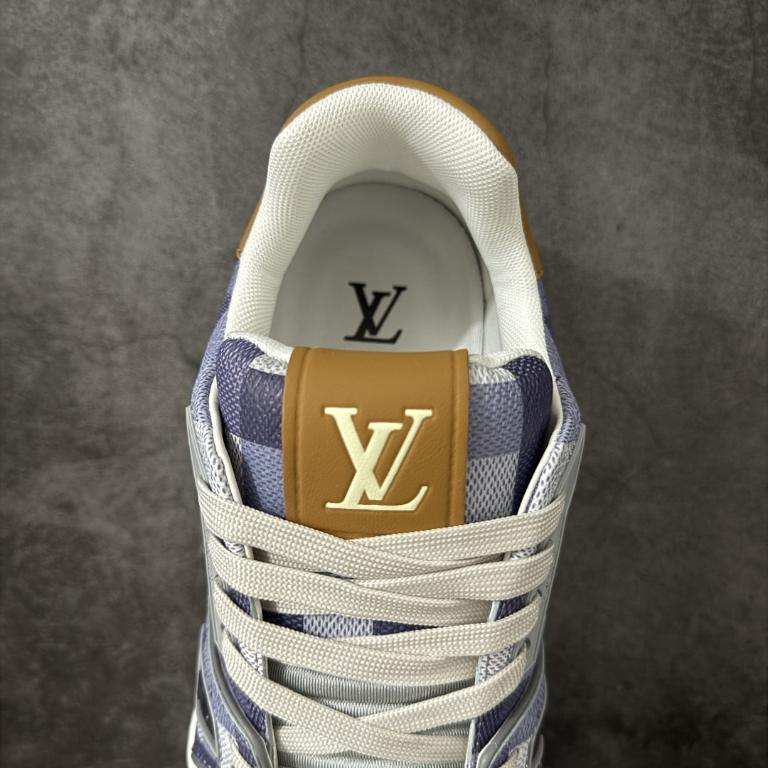 图片[8]-【YS纯原】广奢高端货 LOUIS VUITTON 路易威登 LV Trainer ✦ 原楦原纸版开模，鞋型立体饱满 ✦ 零毛边、零溢胶、零线头瑕疵 ✦ 细节与原版一致 区分市面通货 ✦ 多层叠片＋电脑针车，针距密度一致 ✦ Monogram浮雕＋3D高频压纹 ✦ 多密度发泡中底：支撑回弹媲美专柜 ✦ 原装橡胶大底：含胶量高、纹路深、双拼接零偏差 ✦ ZP级原装包装：专柜款鞋盒＋防尘袋＋说明书 尺码：38-45-选品中心