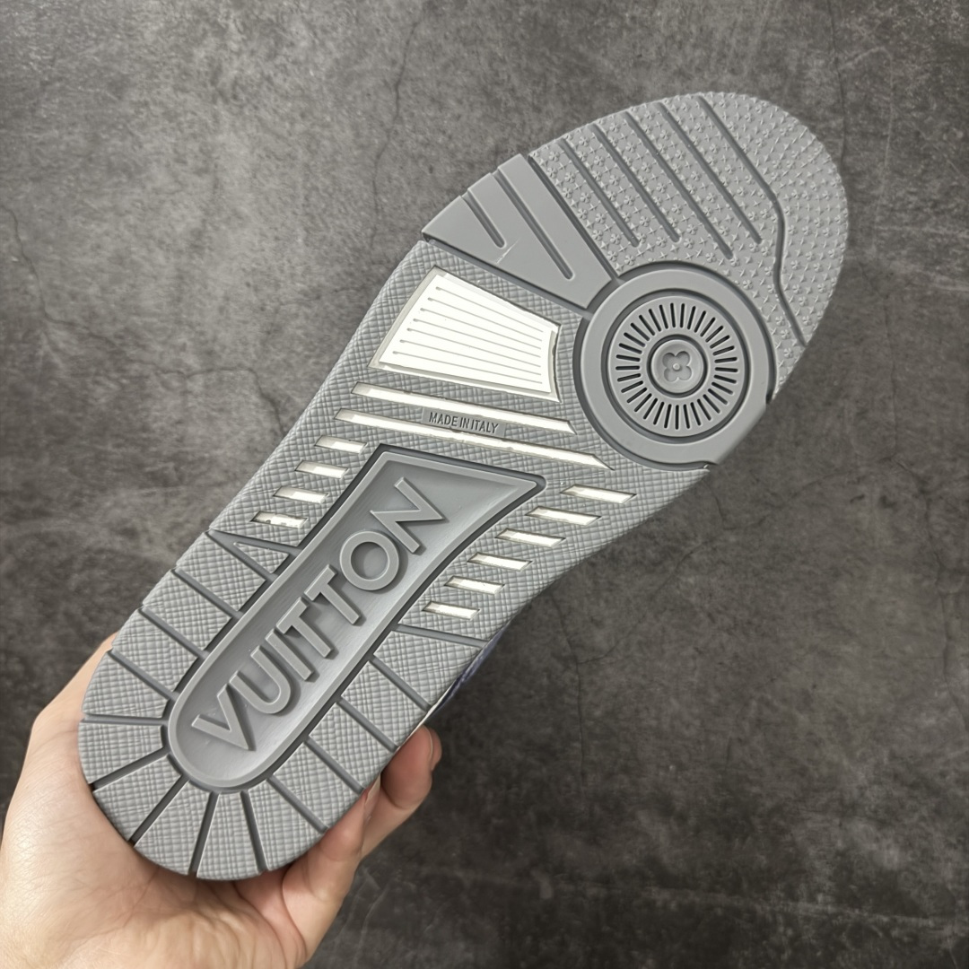 图片[9]-【YS纯原】广奢高端货 LOUIS VUITTON 路易威登 LV Trainer ✦ 原楦原纸版开模，鞋型立体饱满 ✦ 零毛边、零溢胶、零线头瑕疵 ✦ 细节与原版一致 区分市面通货 ✦ 多层叠片＋电脑针车，针距密度一致 ✦ Monogram浮雕＋3D高频压纹 ✦ 多密度发泡中底：支撑回弹媲美专柜 ✦ 原装橡胶大底：含胶量高、纹路深、双拼接零偏差 ✦ ZP级原装包装：专柜款鞋盒＋防尘袋＋说明书 尺码：38-45-选品中心