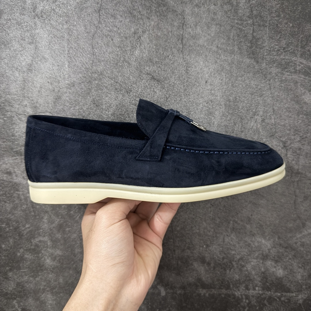 【渠道礼盒版】Loro Piana LP乐悠翩雅25 舒适锁头乐福鞋 目前市场最优品质 全鞋原材料 超高清洁度 完美版型 研究了四个月终于可量产完全复刻💯 徒步五万步不脚疼的鞋 LP是意大利顶级奢侈品牌 低调奢华 设计都是一贯纯色系 简单、细节巧妙、清新脱俗！ 不想满大街撞款的可以看看这个品牌、ins、小红书随处可见这个品牌的身影 ！原版一比一定制 细节处理很好‼️ 面部：进口鹿皮反毛羊皮 垫脚：牛皮垫脚 大底：原版耐磨高弹牛筋底 尺码：35 36 37 38 39 40后续出男码-选品中心