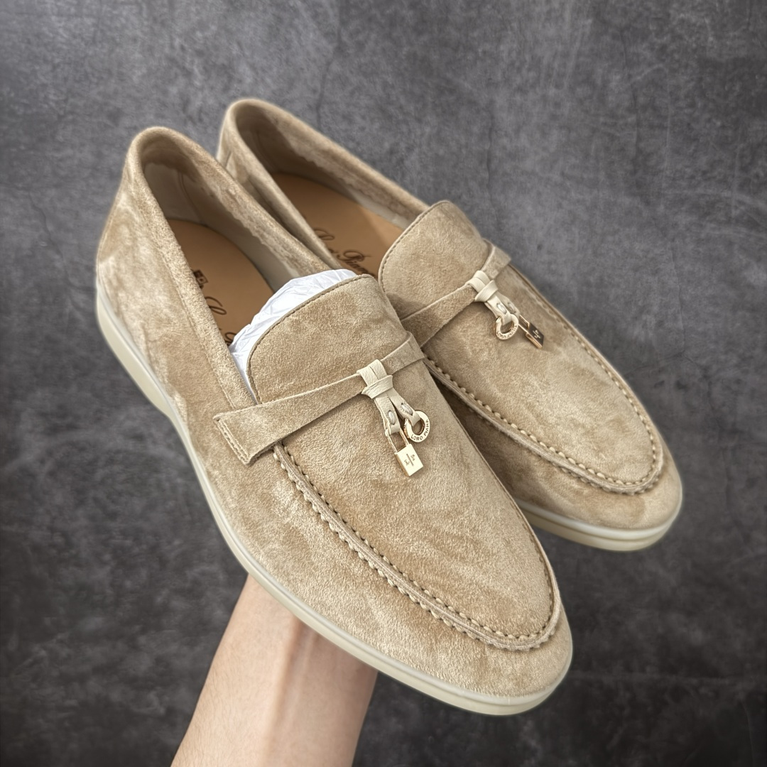 【渠道礼盒版】Loro Piana LP乐悠翩雅25 舒适锁头乐福鞋 目前市场最优品质 全鞋原材料 超高清洁度 完美版型 研究了四个月终于可量产完全复刻💯 徒步五万步不脚疼的鞋 LP是意大利顶级奢侈品牌 低调奢华 设计都是一贯纯色系 简单、细节巧妙、清新脱俗！ 不想满大街撞款的可以看看这个品牌、ins、小红书随处可见这个品牌的身影 ！原版一比一定制 细节处理很好‼️ 面部：进口鹿皮反毛羊皮 垫脚：牛皮垫脚 大底：原版耐磨高弹牛筋底 尺码：35 36 37 38 39 40后续出男码-莆田鞋
