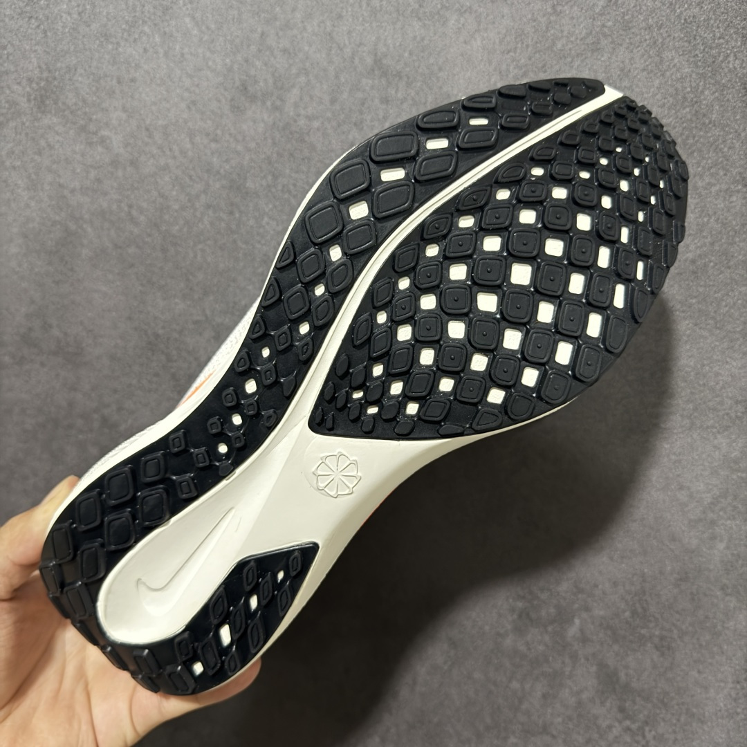 图片[9]-【原装公司级特价】Nk Zoom Pegasus 41 飞马41代 轻量减震透气休闲跑步鞋 正确细节还原 做工完美 区分市面其他版本 中底搭载前Zoom+全掌React配置 全部原鞋开发打造 所有细节全部同步原版 全新一代拥有 Zoom Air 一如既往的稳定感和流畅感 鞋面采用工程网眼设计 为特定高热区域营造出色透气性 进一步增加鞋面的穿孔数量 让足部能够快速散热 中足搭配 Flywire 飞线 在高速运动时营造舒适稳定的贴合感 内置Zoon气垫加持 动力十足！ 货号：HV5975-102 尺码：36 36.5 37.5 38 38.5 39 40 40.5 41 42 42.5 43 44 44.5 45 46-选品中心