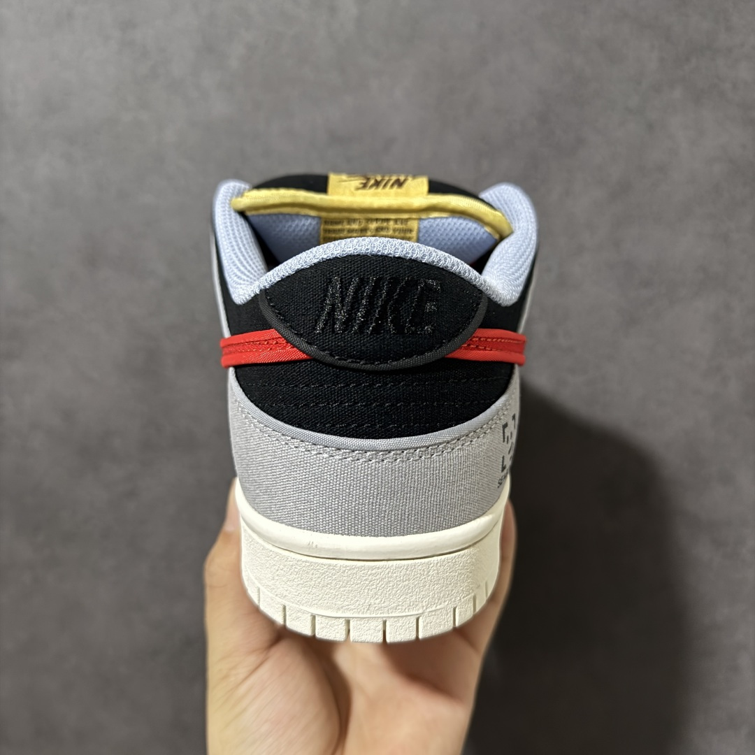 图片[4]-【定制版】Nike Dunk SB Low 耐克 SB 低帮 海岸晨雾5.0 黑灰红 男女同款 街头简约百搭耐磨低邦板鞋 该定制版球鞋选用原鞋款为Nike Dunk SB Low休闲耐磨轻便低帮板鞋黑灰色，设计灵感来源于街头涂鸦，配色复古经典；鞋身整体采用专属颜料重新喷涂，鞋面叠色部分采用DIY不规则工艺设计，会有轻微随机性。特殊原创设计图标涂鸦装饰，添加潮流元素效果喷涂点缀。 货号：FN5880-001 尺码：36 36.5 37.5 38 38.5 39 40 40.5 41 42 42.5 43 44 44.5 45 46-莆田鞋