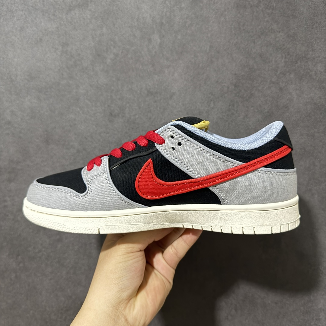 图片[2]-【定制版】Nike Dunk SB Low 耐克 SB 低帮 海岸晨雾5.0 黑灰红 男女同款 街头简约百搭耐磨低邦板鞋 该定制版球鞋选用原鞋款为Nike Dunk SB Low休闲耐磨轻便低帮板鞋黑灰色，设计灵感来源于街头涂鸦，配色复古经典；鞋身整体采用专属颜料重新喷涂，鞋面叠色部分采用DIY不规则工艺设计，会有轻微随机性。特殊原创设计图标涂鸦装饰，添加潮流元素效果喷涂点缀。 货号：FN5880-001 尺码：36 36.5 37.5 38 38.5 39 40 40.5 41 42 42.5 43 44 44.5 45 46-莆田鞋