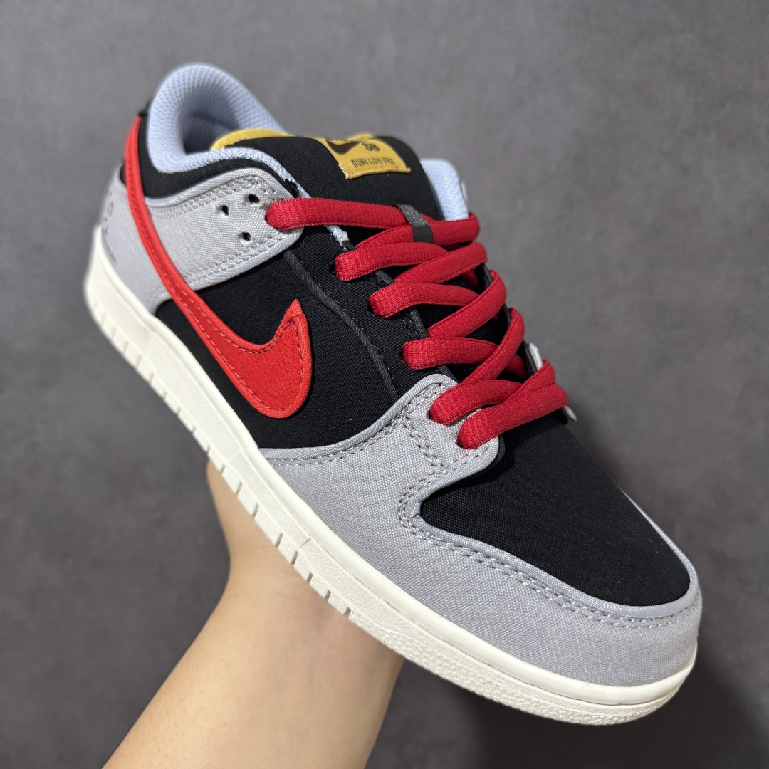 图片[3]-【定制版】Nike Dunk SB Low 耐克 SB 低帮 海岸晨雾5.0 黑灰红 男女同款 街头简约百搭耐磨低邦板鞋 该定制版球鞋选用原鞋款为Nike Dunk SB Low休闲耐磨轻便低帮板鞋黑灰色，设计灵感来源于街头涂鸦，配色复古经典；鞋身整体采用专属颜料重新喷涂，鞋面叠色部分采用DIY不规则工艺设计，会有轻微随机性。特殊原创设计图标涂鸦装饰，添加潮流元素效果喷涂点缀。 货号：FN5880-001 尺码：36 36.5 37.5 38 38.5 39 40 40.5 41 42 42.5 43 44 44.5 45 46-莆田鞋