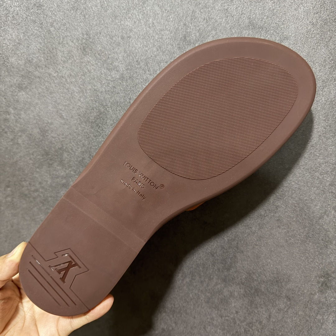 X1版本 26新款配色 Louis Vuitton Portofion系列 牛皮革 圆头一字拖鞋 男款深棕色-Top High Quatity Cheap Sneakers Fashion Clothing Clothes Bags handbags Shoes of all Brand wholesale With The best Quality And Beautiful Price from China Factory Chinese suppliers wholesaler seller X1版本 26新款配色 Louis Vuitton Portofion系列 牛皮革 圆头一字拖鞋 男款深棕色