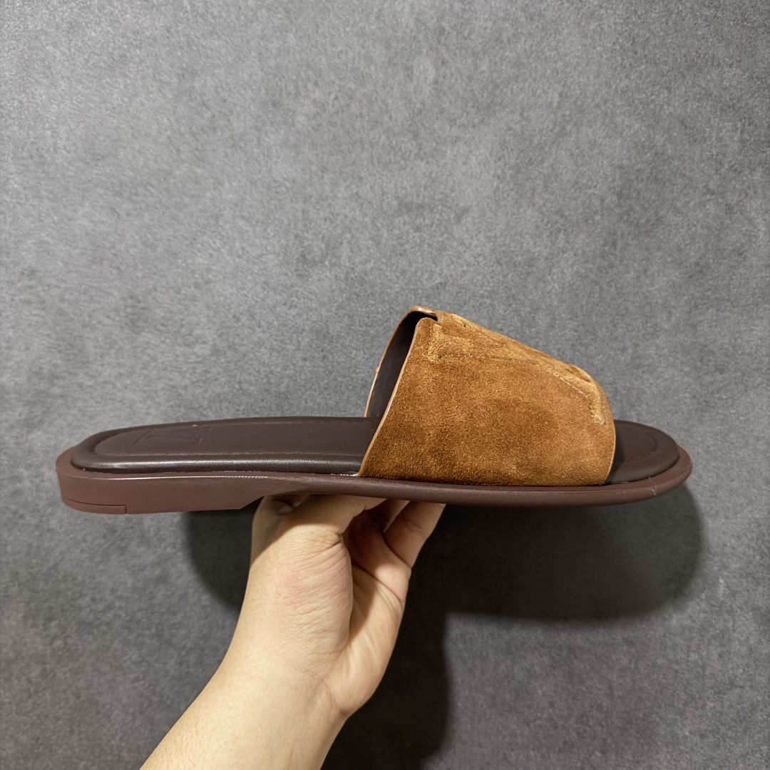 【X1版本】26新款配色 Louis Vuitton Portofion系列 牛皮革 圆头一字拖鞋 男款深棕色 原版一比一开发 驴家 L家 Portofion 经典系列 2026最新经典款拖鞋款式 经典压花系列传承Trainer设计 今年绝比小爆款系列 高端零售可主推款。 原版一比一开发 专柜正品以发售 平台开始预售已上架，Zp10000+ 品质超赞👍 全鞋全真牛皮 私模独立开发原大底 市场独家 压花工艺 原版几乎接近一致 全套专柜一致包装。 尺码：40 41 42 43 44 45 46-选品中心