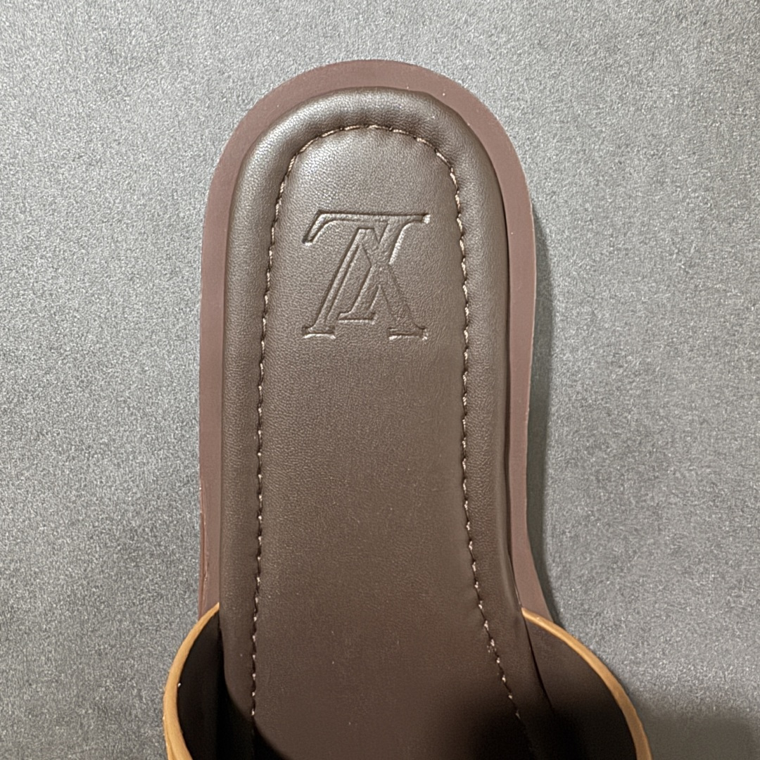 X1版本 26新款配色 Louis Vuitton Portofion系列 牛皮革 圆头一字拖鞋 男款深棕色-Top High Quatity Cheap Sneakers Fashion Clothing Clothes Bags handbags Shoes of all Brand wholesale With The best Quality And Beautiful Price from China Factory Chinese suppliers wholesaler seller X1版本 26新款配色 Louis Vuitton Portofion系列 牛皮革 圆头一字拖鞋 男款深棕色