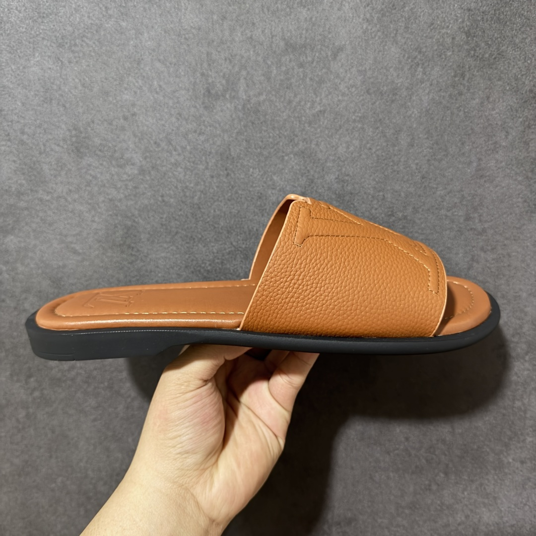 【X1版本】26新款配色 Louis Vuitton Portofion系列 牛皮革 圆头一字拖鞋 原版一比一开发 驴家 L家 Portofion 经典系列 2026最新经典款拖鞋款式 经典压花系列传承Trainer设计 今年绝比小爆款系列 高端零售可主推款。 原版一比一开发 专柜正品以发售 平台开始预售已上架，Zp10000+ 品质超赞👍 全鞋全真牛皮 私模独立开发原大底 市场独家 压花工艺 原版几乎接近一致 全套专柜一致包装。 尺码：40 41 42 43 44 45 46-选品中心